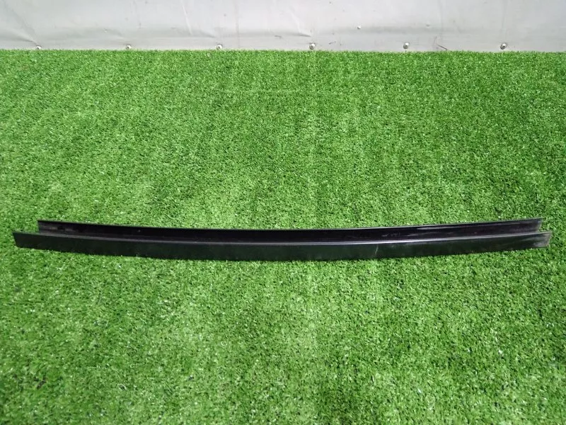 Направляющая стекла двери