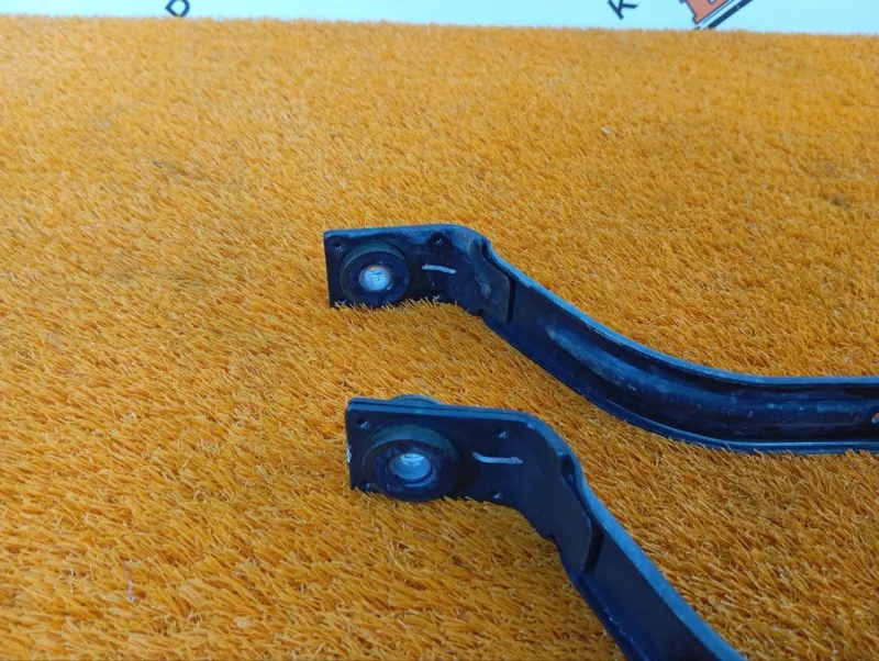 Крепление топливного бака