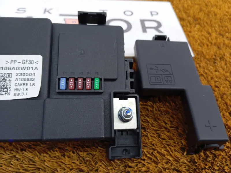 Блок предохранителей под капот