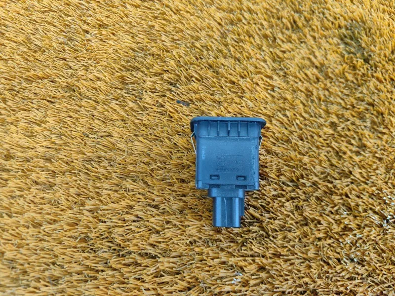 Кнопка открывания багажника