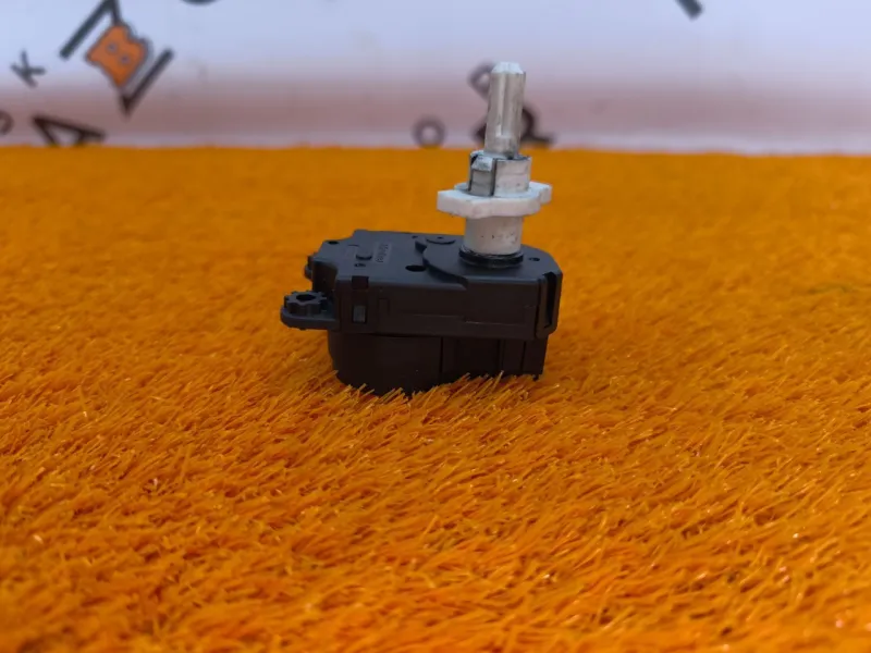 Моторчик заслонки печки