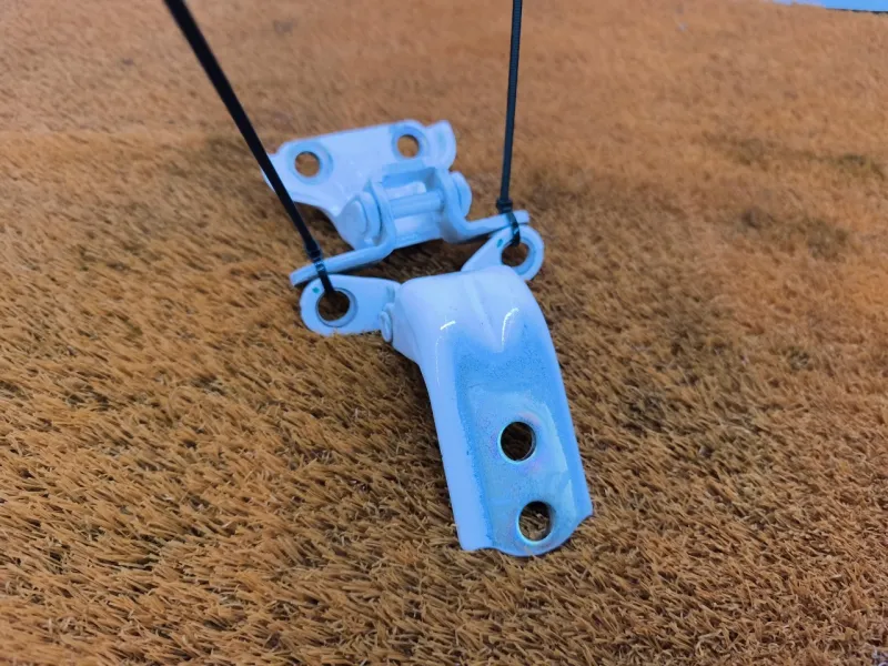 Петля двери