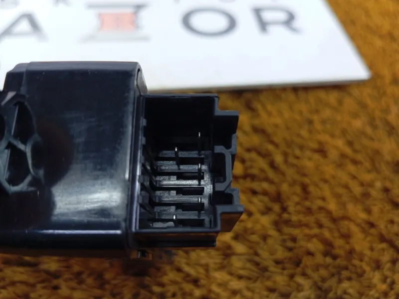 Кнопка стеклоподъемника