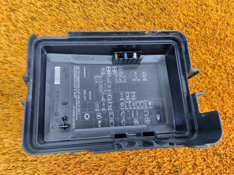 Крышка блока предохранителей