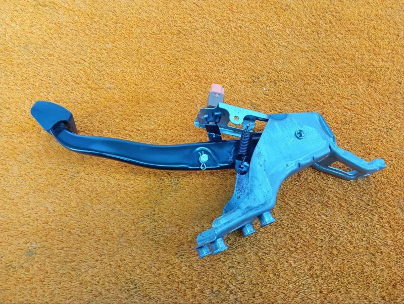 Педаль тормоза