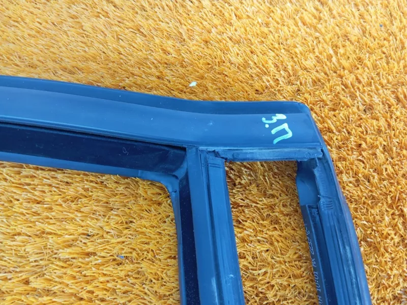 Уплотнитель стекла двери