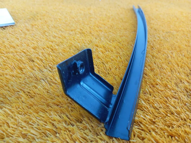 Направляющая стекла двери