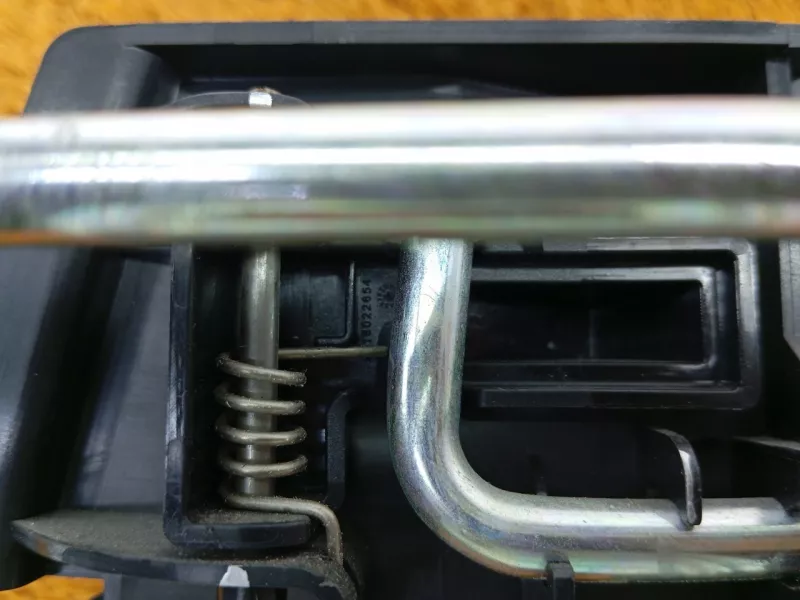 Направляющая шторки багажника