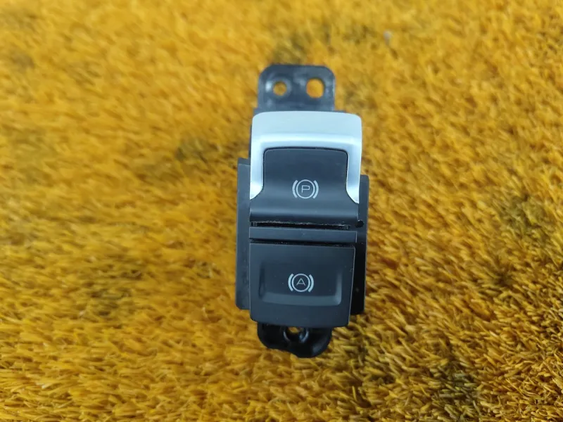 Кнопка стояночного тормоза