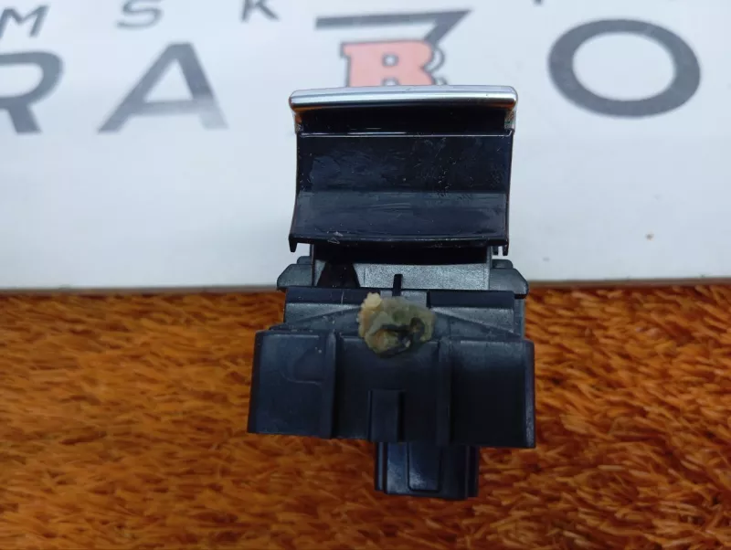 Кнопка стояночного тормоза