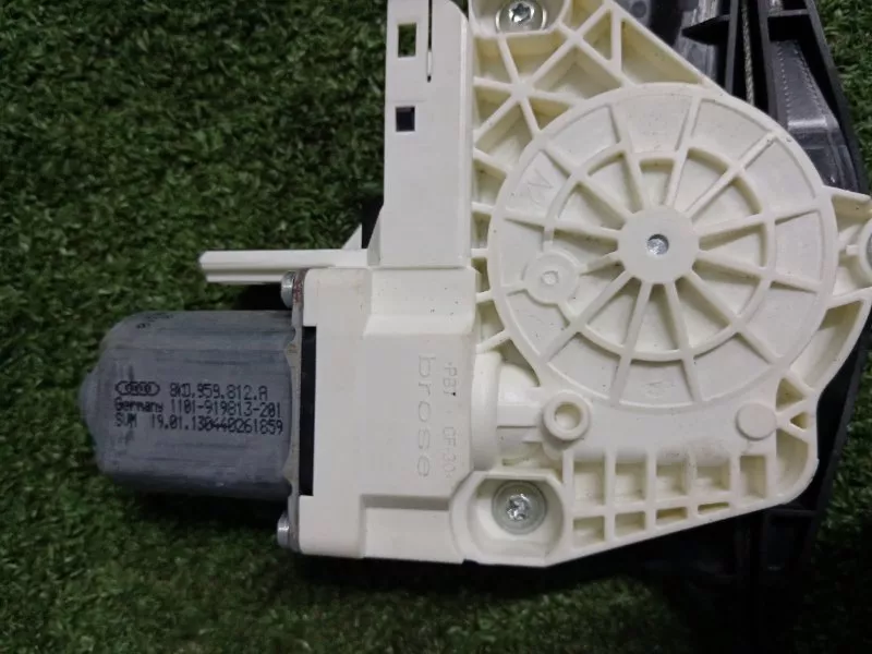 Стеклоподъемник Audi A4 2012 8K0839462A B8, задний правый