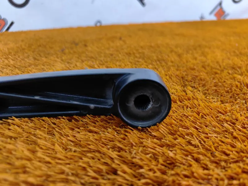 Поводок стеклоочистителя лобового стекла