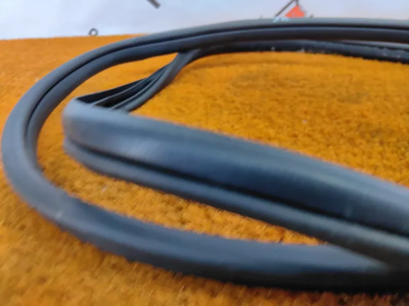 Уплотнитель проема двери