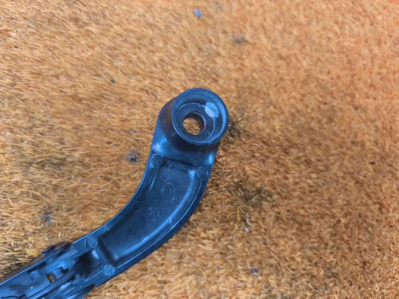 поводок стеклоочистителя