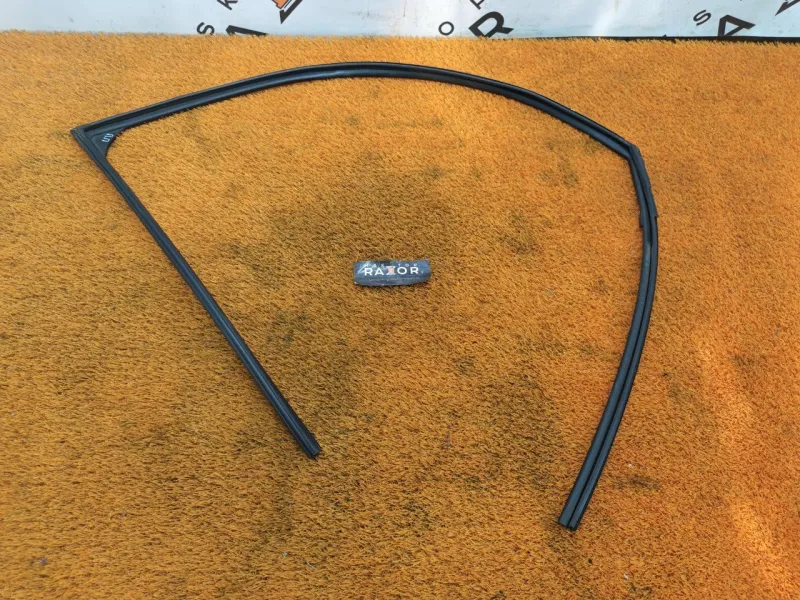 Уплотнитель стекла двери