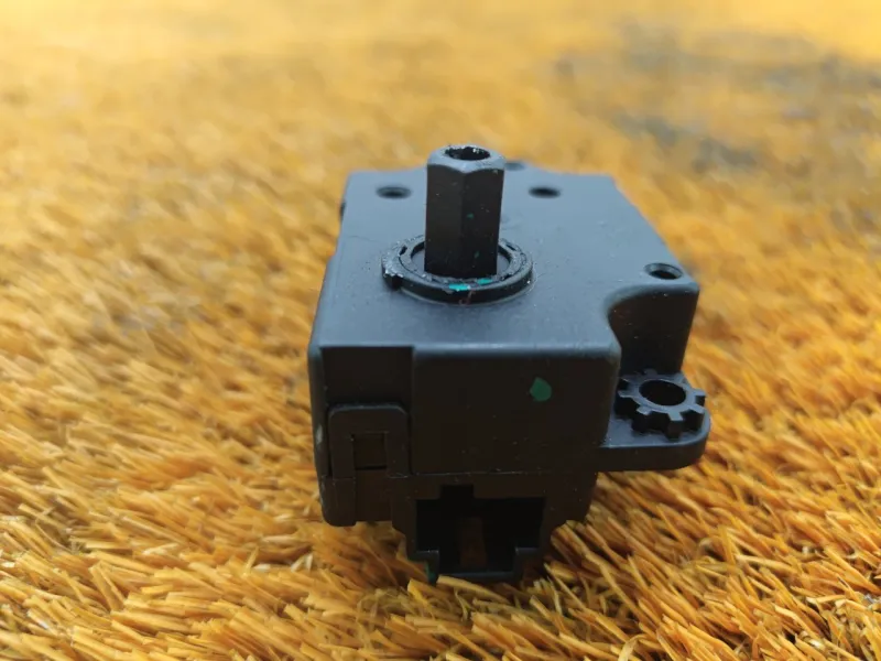 Сервопривод заслонок печки