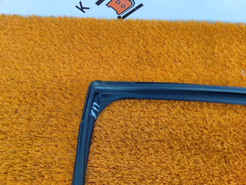 Уплотнитель стекла двери