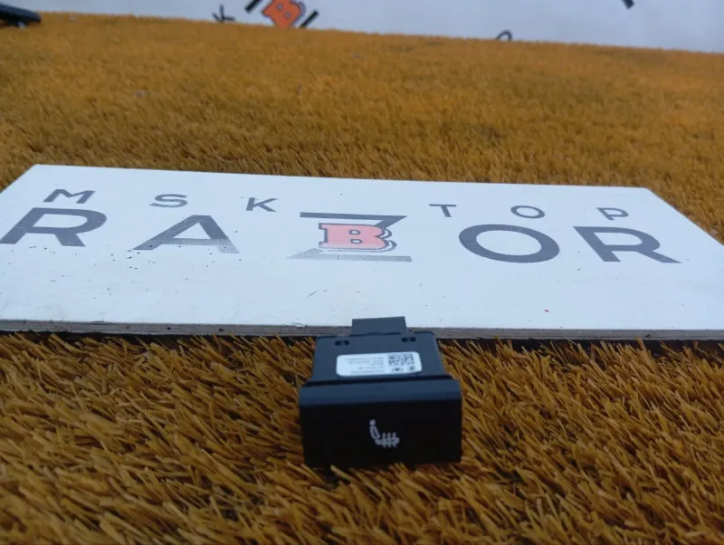 Кнопка обогрева сидений