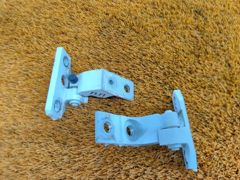 Петля двери