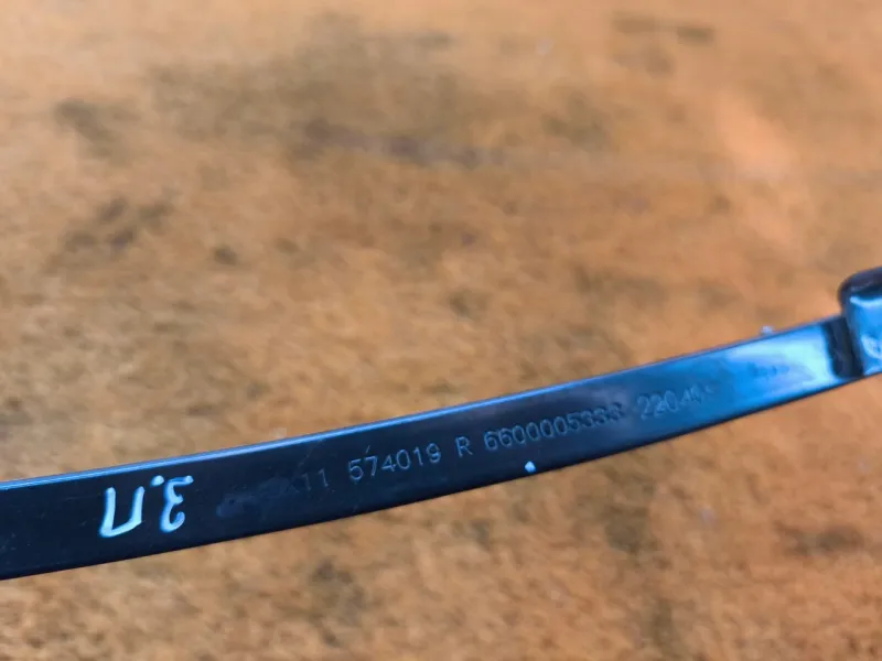 Направляющая стекла двери