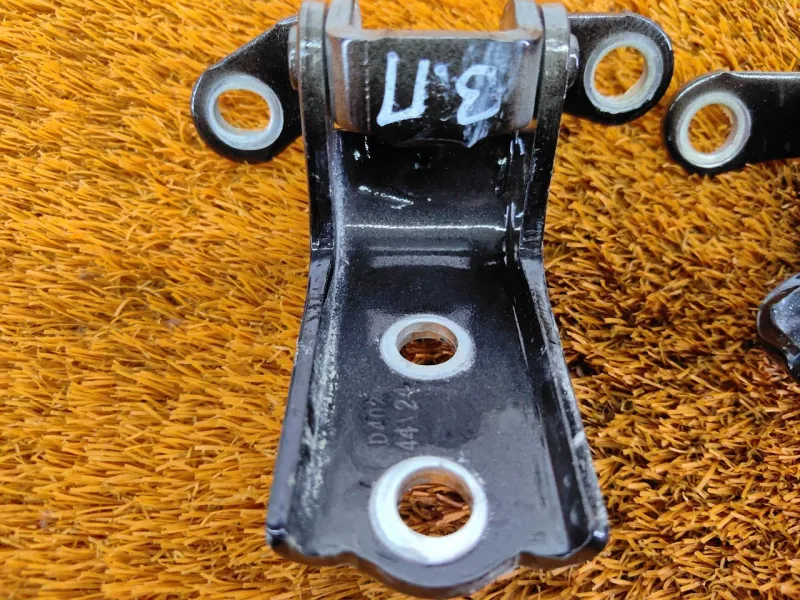 Петля двери