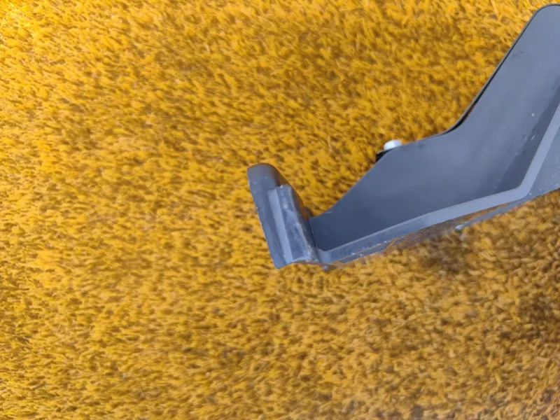 Крепление аккумулятора