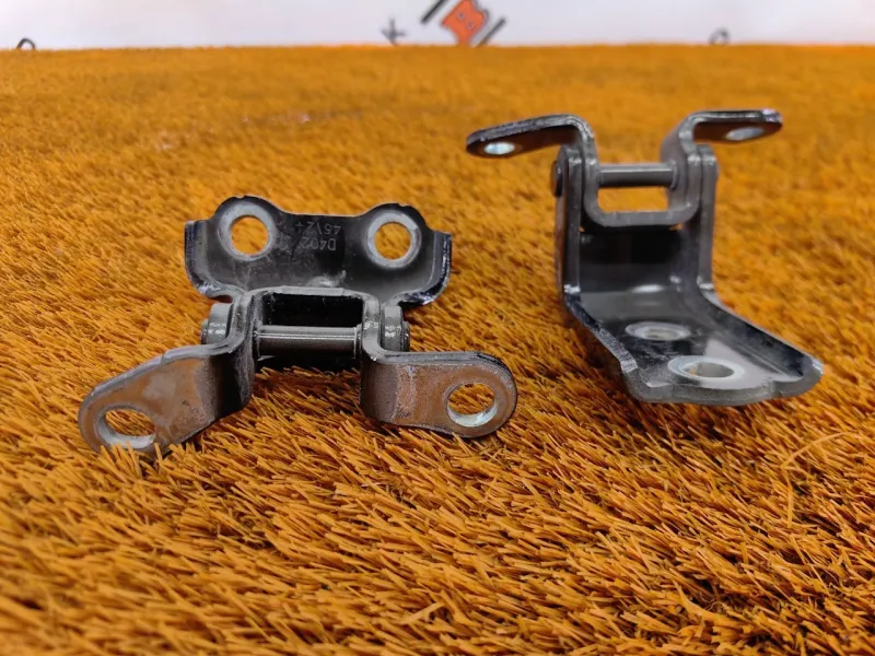 Петля двери