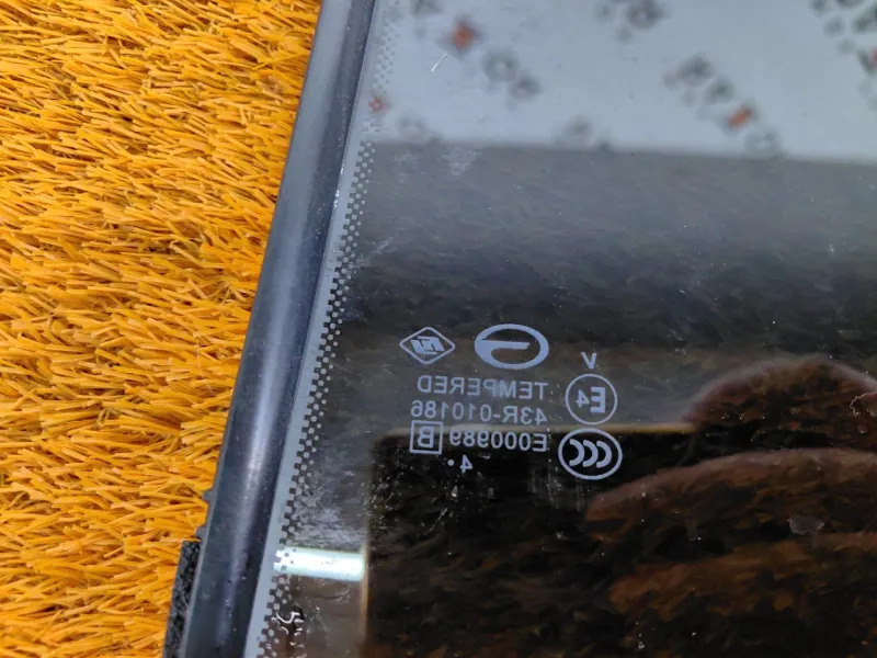 Форточка задняя