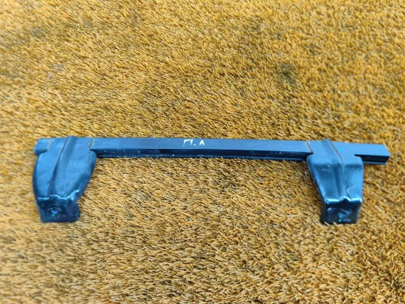 Направляющая стекла двери