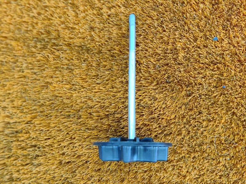 Болт крепления запасного колеса