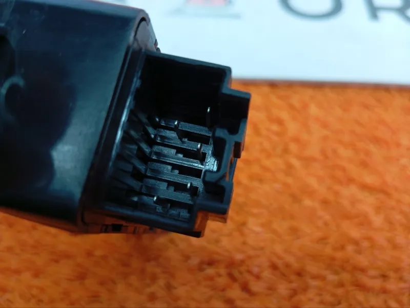 Кнопка стеклоподъемника