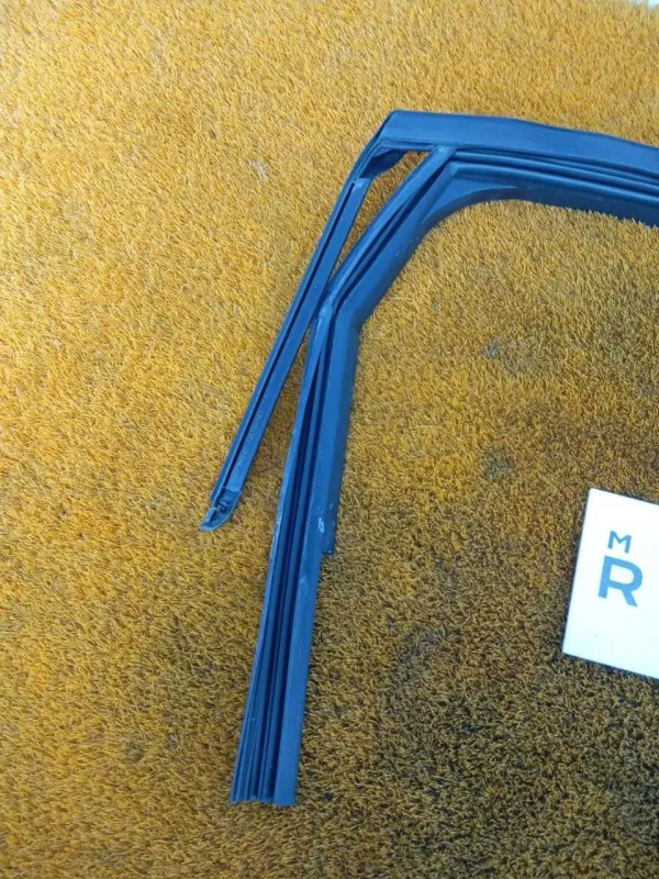 Уплотнитель стекла двери