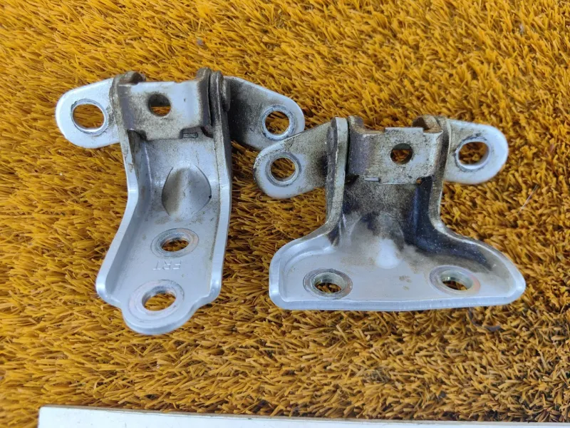 Петля двери