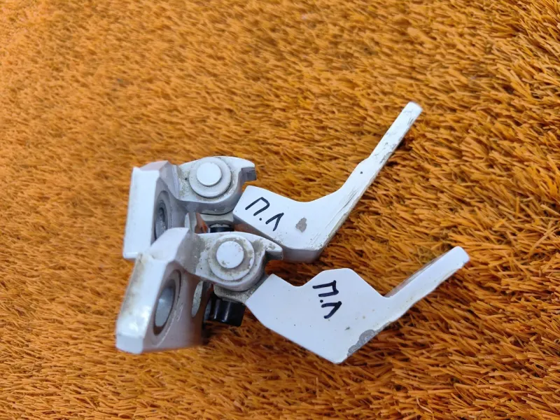 Петля двери