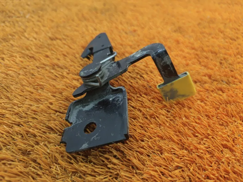 Крюк замка капота