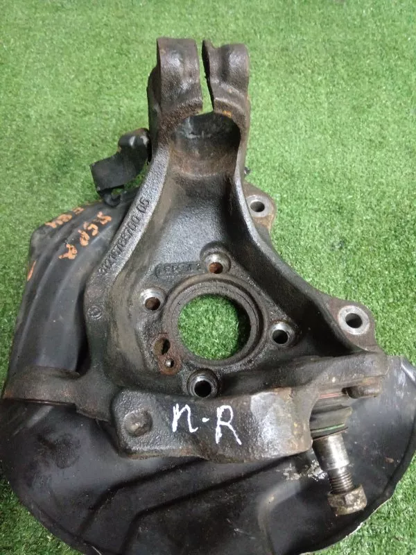 Кулак поворотный