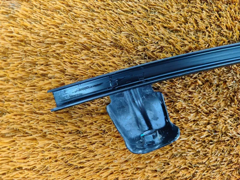 Направляющая стекла двери