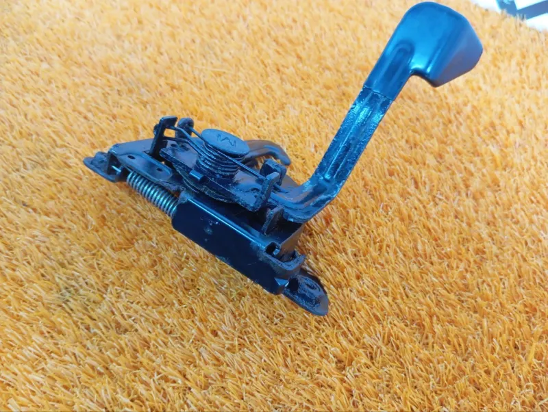 Замок капота