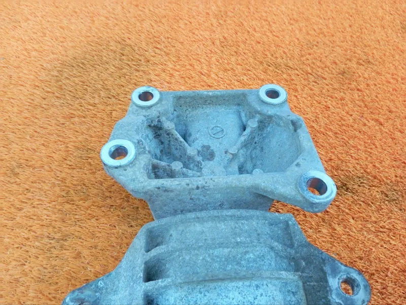 Подушка двигателя