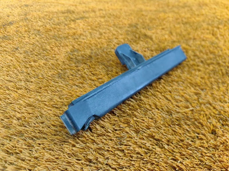 Направляющая стекла двери