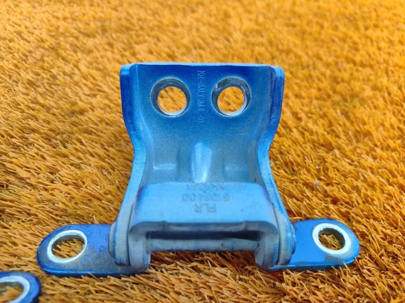 Петля двери