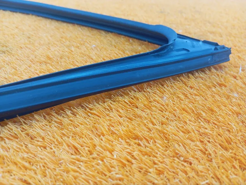 Уплотнитель стекла двери