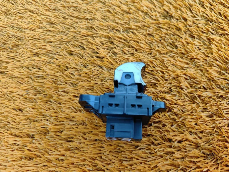 Кнопка складывания сиденья