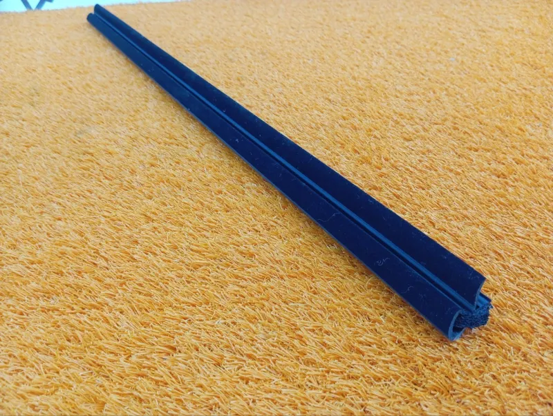 Уплотнитель стекла двери