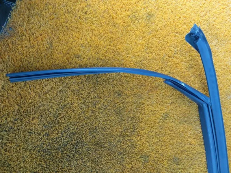 Уплотнитель стекла двери