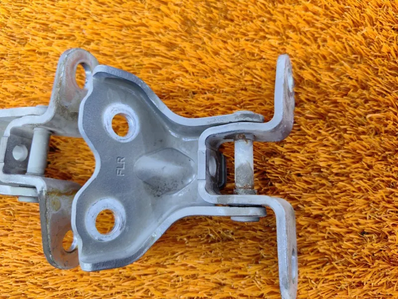 Петля двери