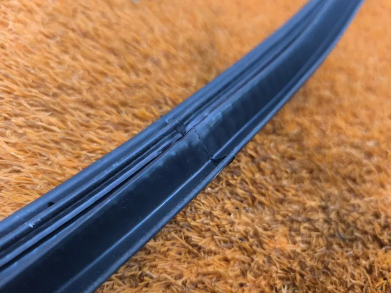 Уплотнитель проема двери