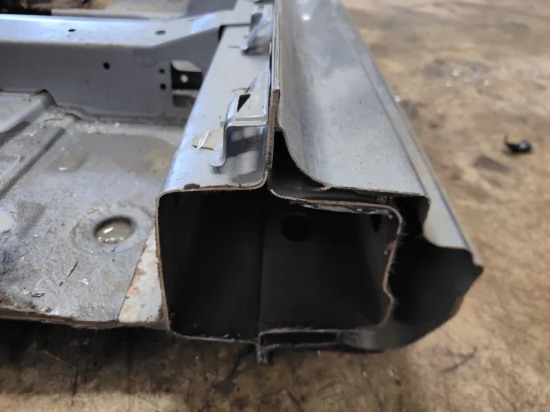 Порог с центральной стойкой