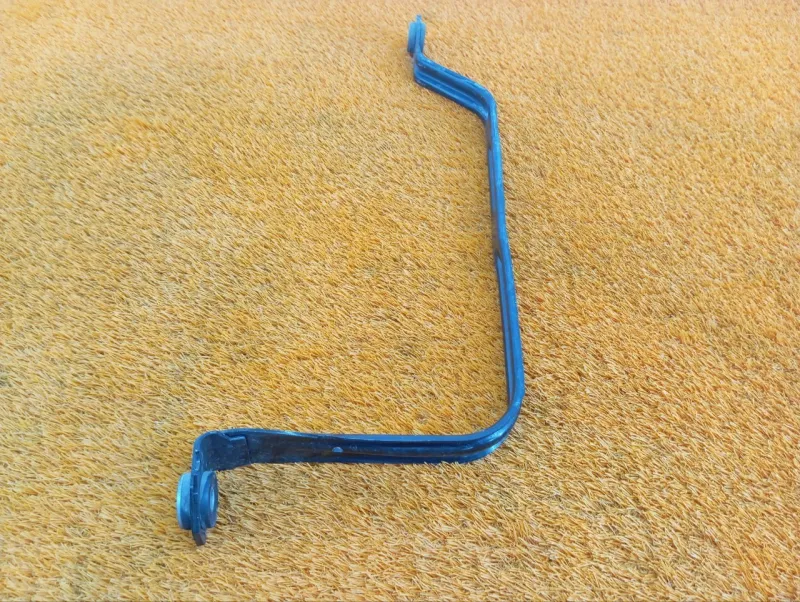 Крепление топливного бака