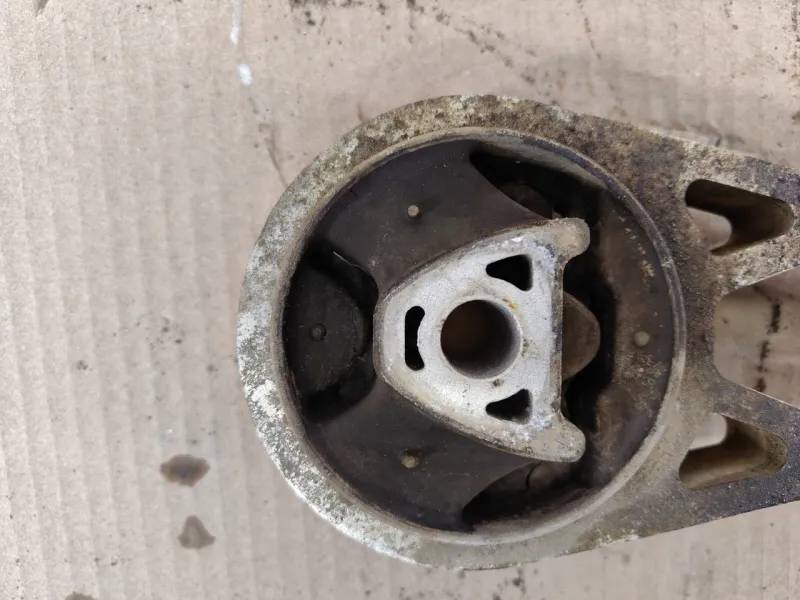 Подушка двигателя